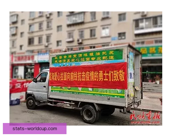 弗格森赛前突发不适被送医曼联球迷看台齐声高唱致敬传奇众志成城